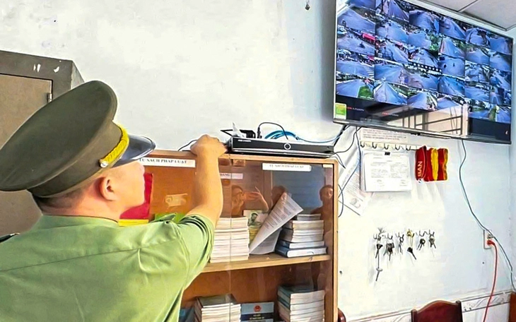 Người vứt rác xuống kênh ở phường Tân Tạo bị phạt tiền, buộc phải dọn rác - Ảnh 3.