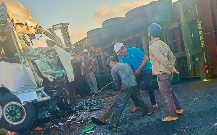 Xe máy tông cửa hầm Phú Gia ở Huế, hai người tử vong - Ảnh 1.