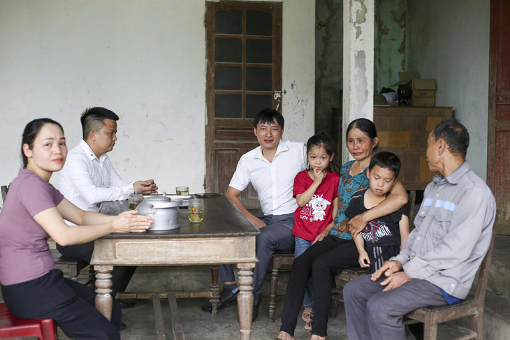 Bé gái 6 tuổi bán rau giữa chợ và phép màu từ lòng người - Ảnh 2.