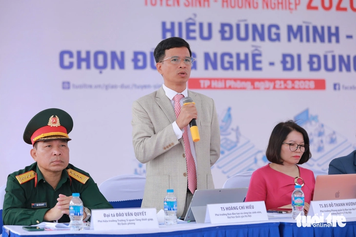 Học sinh Hải Phòng 'hỏi xoáy' chọn ngành: Học ứng dụng hay nghiên cứu, sợ AI 'cướp nghề'? - Ảnh 2. tuyển sinh - Ảnh 2.