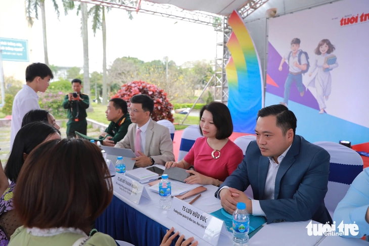 Học sinh Hải Phòng 'hỏi xoáy' chọn ngành: Học ứng dụng hay nghiên cứu, có bị AI 'cướp nghề'? - Ảnh 3. tuyển sinh - Ảnh 3.