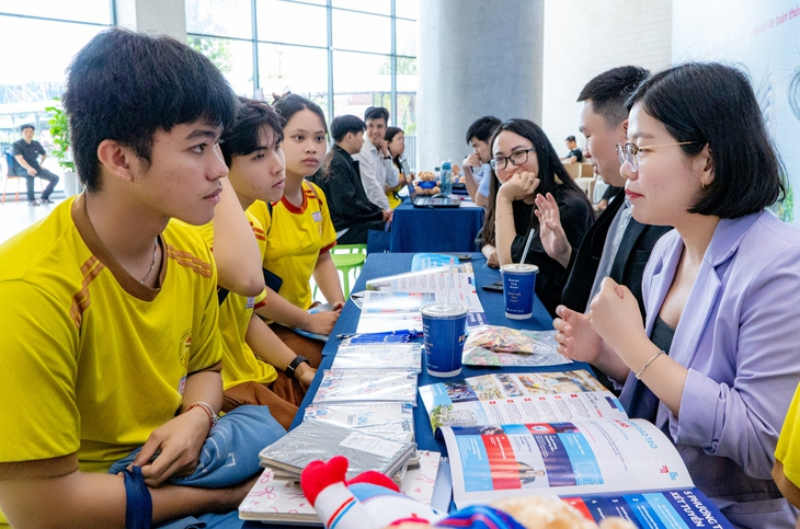 Trường đầu tiên ở TP.HCM công bố điểm sàn xét tuyển đại học 2026 - Ảnh 1.