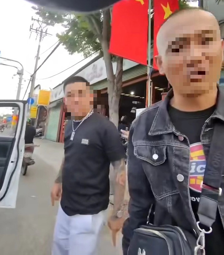 Xác minh clip hai người đi xe bán tải chửi bới, dọa đánh người đi đường ở phường Bình Tân - Ảnh 2.