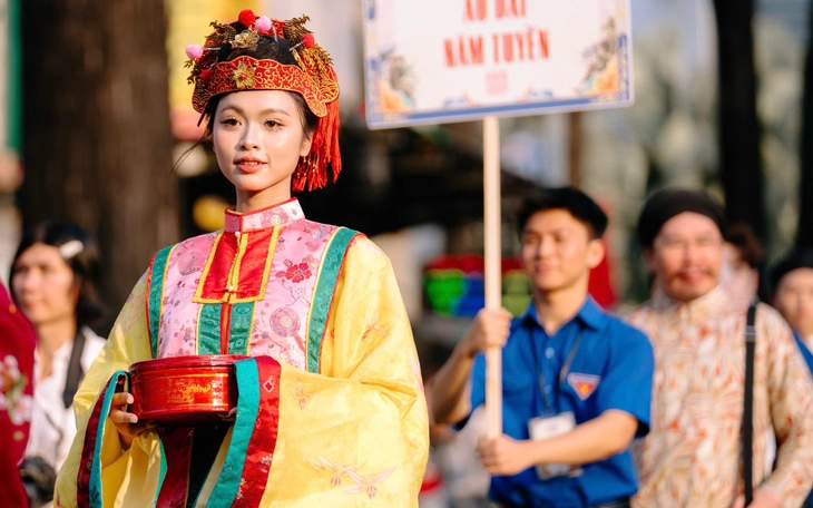 Cả ngàn người trình diễn cổ phục lễ Quốc tổ Hùng Vương ở Thảo cầm viên - Ảnh 2.