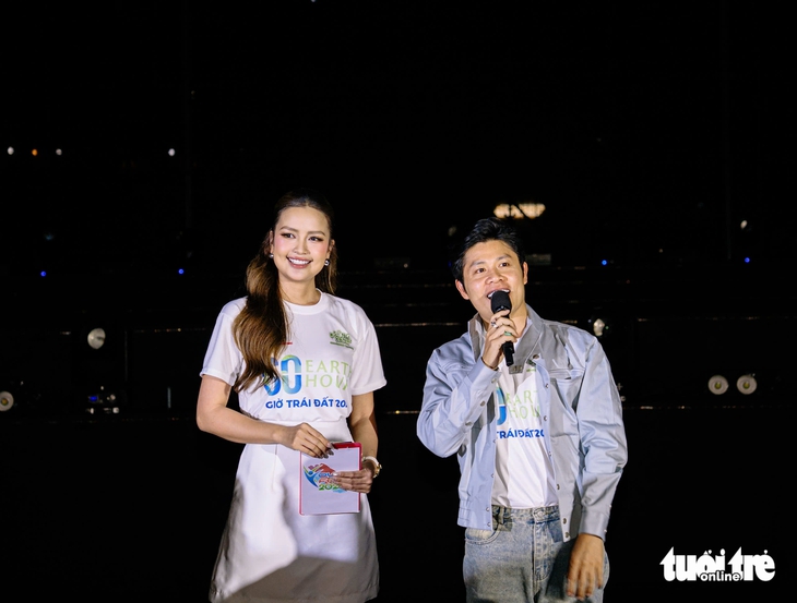 Nhạc sĩ Nguyễn Văn Chung và các nghệ sĩ cùng tuổi trẻ TP.HCM tắt đèn hưởng ứng Giờ Trái đất 2026 - Ảnh 5.