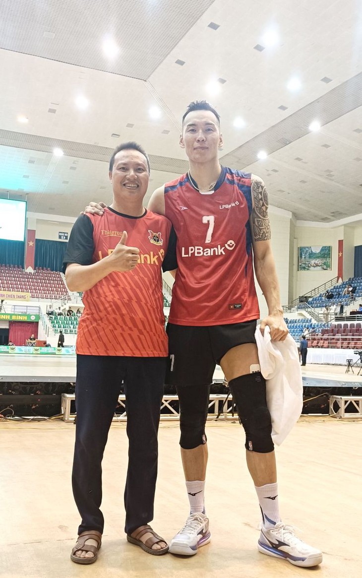 Ngoại binh Mông Cổ cao hơn 1,9m gây sốt ở Giải bóng chuyền Cúp Hoa Lư - Ảnh 2.