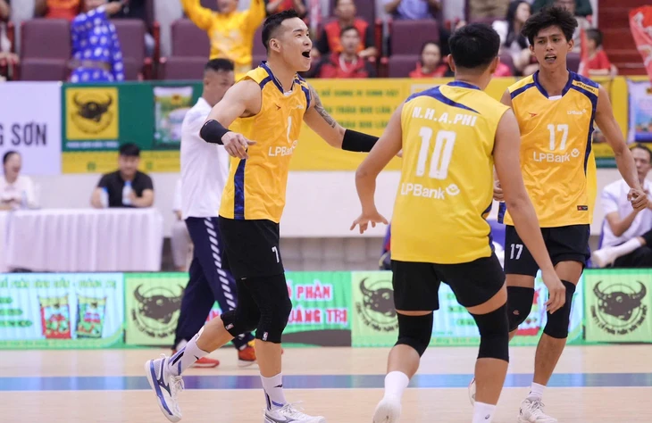 Ngoại binh Mông Cổ cao hơn 1,9m gây sốt ở Giải bóng chuyền Cúp Hoa Lư - Ảnh 3.