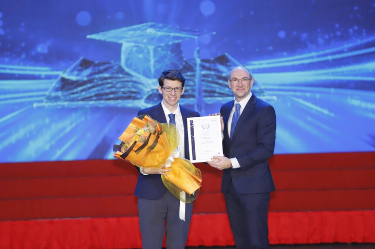 TP.HCM vinh danh học sinh đạt thành tích cao chương trình tiếng Anh tích hợp - Ảnh 2.