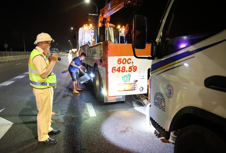 Tuần tra xuyên đêm trên cao tốc - Ảnh 1. cao tốc - Ảnh 1.