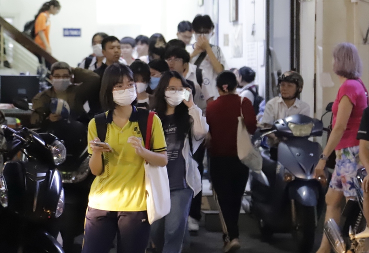 Dạy thêm, học thêm: không thể 'chữa triệu chứng' - Ảnh 1. dạy thêm - Ảnh 1.