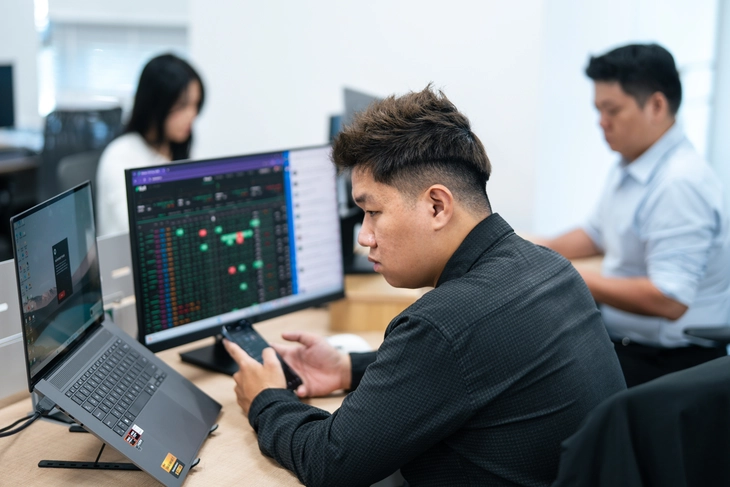 Lãi margin đắt hơn, loạt cổ phiếu chứng khoán biến động theo nhịp thị trường - Ảnh 1.