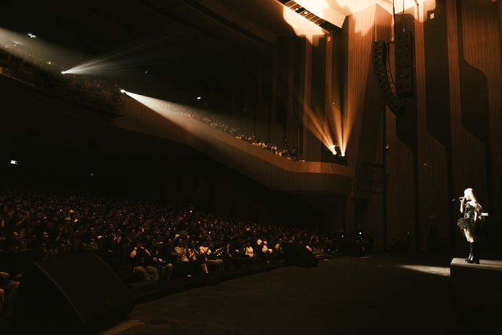 Phùng Khánh Linh: Cô gái từng ăn bánh tráng qua ngày, giờ hạnh phúc giữa 2.000 khán giả - Ảnh 1. Phùng Khánh Linh - Ảnh 1.