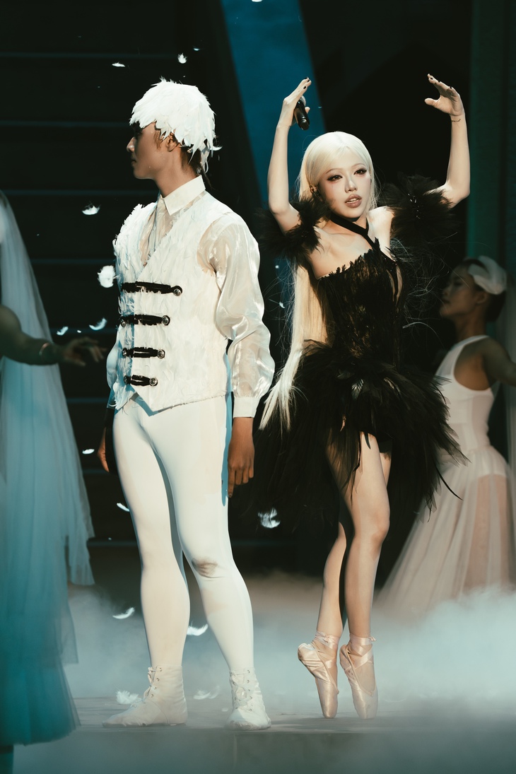 Phùng Khánh Linh: Cô gái từng ăn bánh tráng qua ngày, giờ hạnh phúc giữa 2.000 khán giả - Ảnh 2. Phùng Khánh Linh: Cô gái từng ăn bánh tráng qua ngày, giờ hạnh phúc giữa 2.000 khán giả - Ảnh 2.