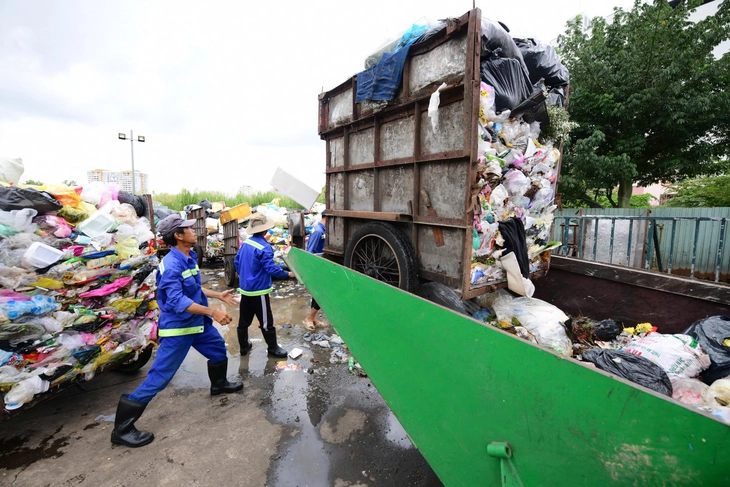 Những 'bom rác' trên đường - Ảnh 1. xe rác - Ảnh 1.