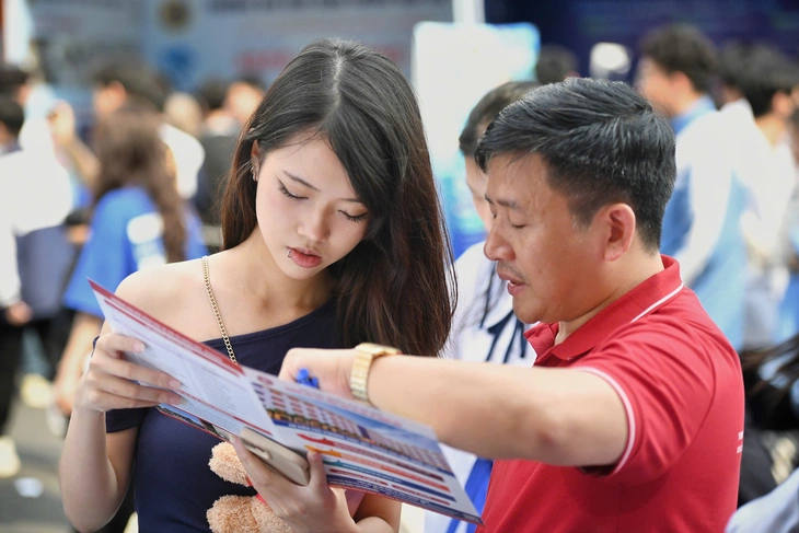 Ngày hội tư vấn tuyển sinh tại Hải Phòng: Vào trường quân đội có cần hạnh kiểm tốt? - Ảnh 9. tuyển sinh - Ảnh 8.