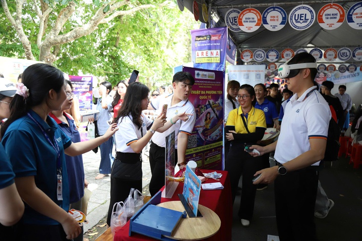 Học sinh miền Tây 'săn' ngành hot, trải nghiệm chọn nghề tại ngày hội tư vấn tuyển sinh - Ảnh 7. tuyển sinh - Ảnh 6.