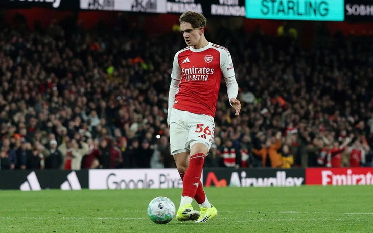 Ronaldo 'check-in' siêu xe, kim cương giữa lúc căng thẳng gây bão mạng - Ảnh 4.