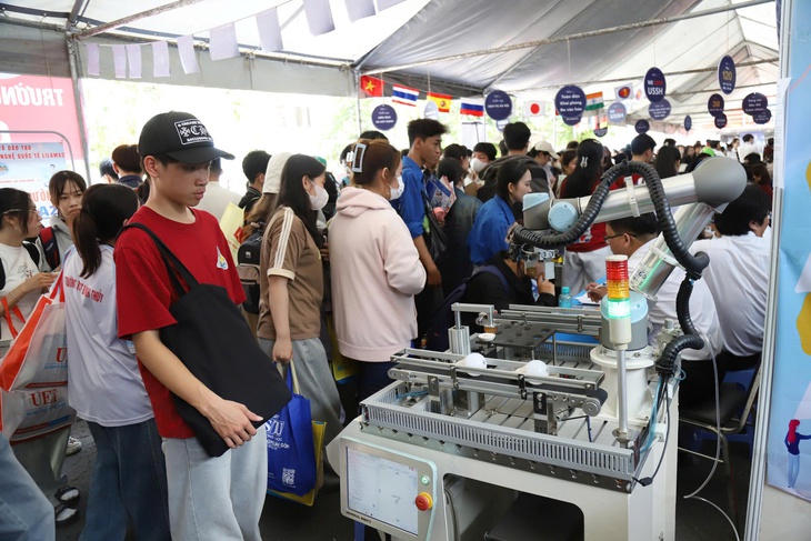 Học sinh miền Tây 'săn' ngành hot, trải nghiệm chọn nghề tại ngày hội tư vấn tuyển sinh - Ảnh 8. tuyển sinh - Ảnh 7.