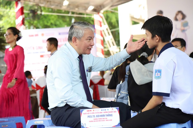 Tư vấn tuyển sinh hướng nghiệp tại Cần Thơ: Bộ GD-ĐT lý giải 'toán hoặc văn phải chiếm 1/3' - Ảnh 10.