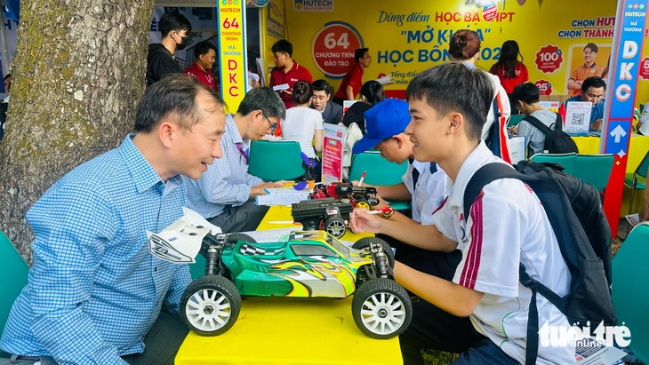 Học sinh miền Tây 'săn' ngành hot, trải nghiệm chọn nghề tại ngày hội tư vấn tuyển sinh - Ảnh 4.