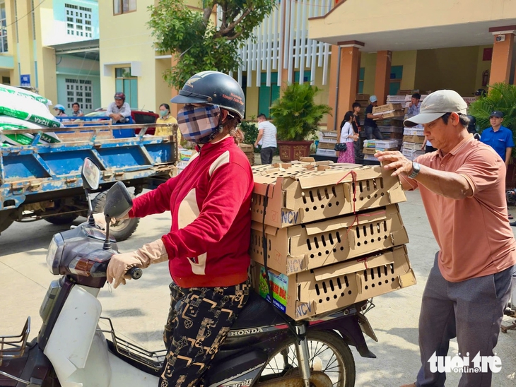 Người dân vùng lũ Phú Yên vui khi nhận gà giống, được hướng dẫn cách chăm sóc - Ảnh 5.
