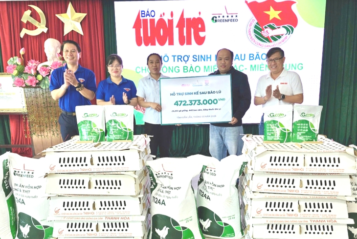 Người dân vùng lũ Phú Yên vui khi nhận gà giống, được hướng dẫn cách chăm sóc - Ảnh 2.