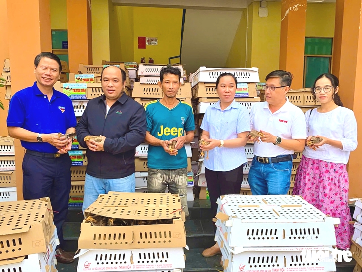 Người dân vùng lũ Phú Yên vui khi nhận gà giống, được hướng dẫn cách chăm sóc - Ảnh 4.