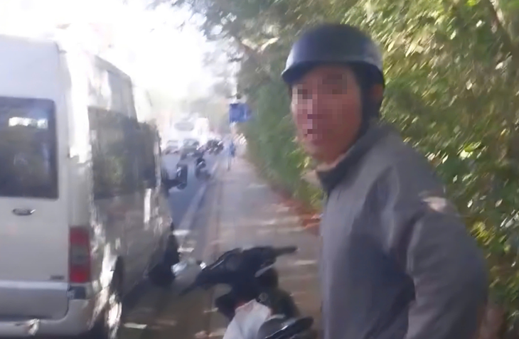 Công an tìm người bắn chim giữa phố Đà Lạt, giật điện thoại và có hành vi hành hung phóng viên - Ảnh 3.