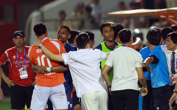 Video: Ngoại binh Đà Nẵng va chạm với trợ lý HLV Công An Hà Nội - Ảnh 2.