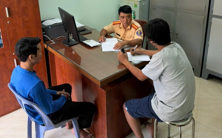 Mời hai tài xế lái xe chèn ép nhau trên đường Đỗ Mười lên trụ sở công an làm việc - Ảnh 2.