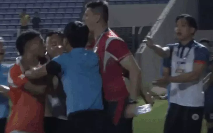 Video: Hai bàn thắng đầu tiên của Đình Bắc tại V.League 2025-2026 - Ảnh 2.