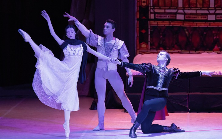 Hơn 10 phút vỗ tay dành cho những nghệ sĩ ballet xuất sắc của Nga và Kẹp hạt dẻ ở Nhà hát Hồ Gươm   - Ảnh 13.