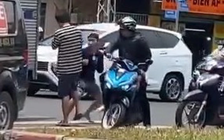 Hai tài xế đánh nhau ở phường Chợ Lớn vì 'không ai nhường đường cho ai' - Ảnh 2.