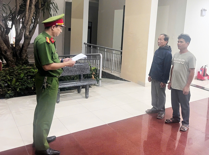 Tạm giữ 2 người đàn ông giở trò đồi bại với bé gái 13 tuổi - Ảnh 1.