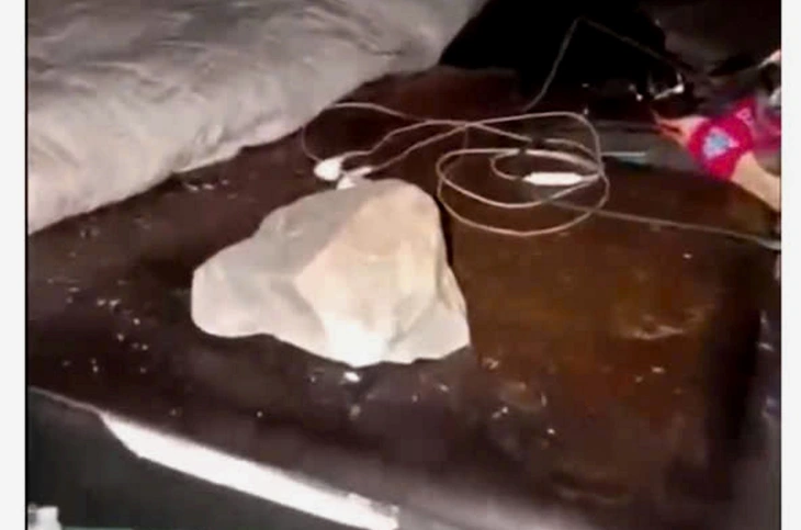 Hàng loạt xe tải bị đá bay vào làm vỡ kính chắn gió trên cao tốc trong đêm - Ảnh 2.