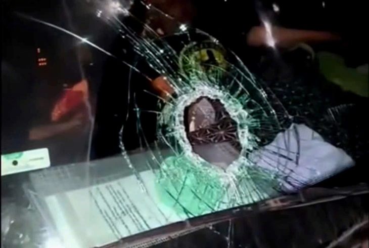 Hàng loạt xe tải bị đá bay vào làm vỡ kính chắn gió trên cao tốc trong đêm - Ảnh 1.