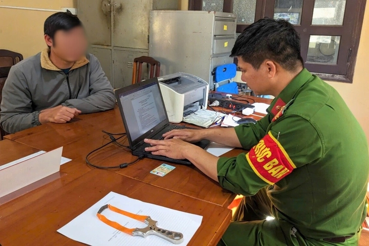 Công an làm việc với người bắn chim, đánh phóng viên khi được nhắc - Ảnh 1.