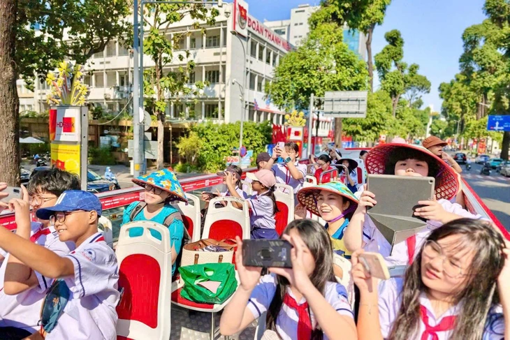 Học sinh rơi nước mắt tại tượng đài Giọt nước trong tiết học liên môn - Ảnh 2.