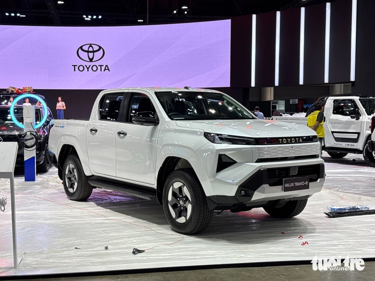 Toyota Hilux - Ảnh 2.