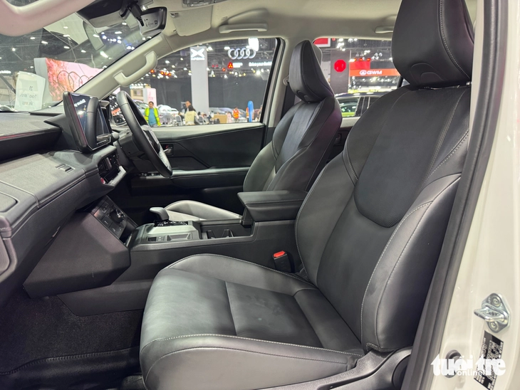 Toyota Hilux - Ảnh 12.