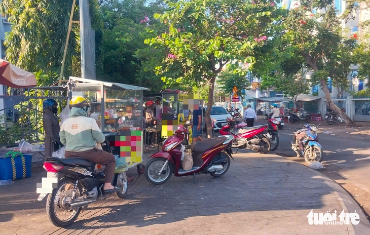 Phan Rang phát thông báo xử lý nghiêm buôn bán lấn chiếm lòng lề đường - Ảnh 1.