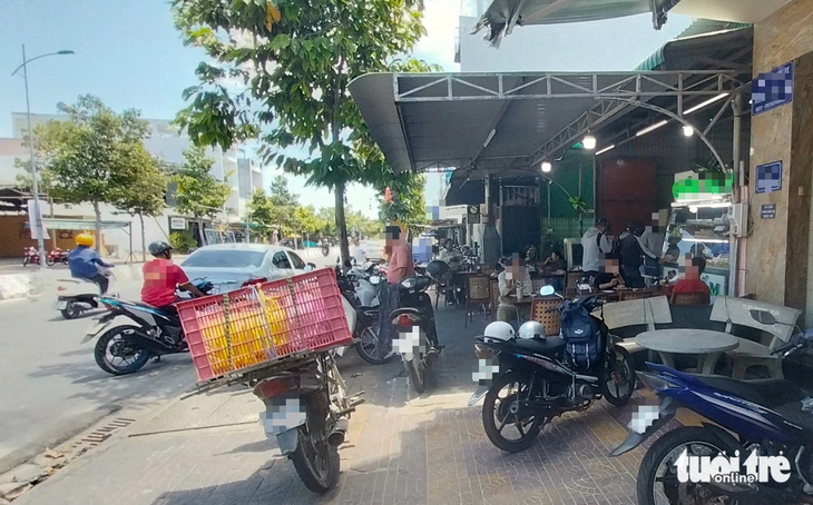 Phan Rang phát thông báo xử lý nghiêm buôn bán lấn chiếm lòng lề đường - Ảnh 2.