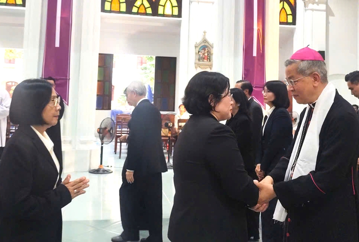 Lãnh đạo TP.HCM viếng Đức Hồng y Gioan Baotixita Phạm Minh Mẫn - Ảnh 1. Lãnh đạo TP.HCM viếng Đức Hồng y Gioan Baotixita Phạm Minh Mẫn - Ảnh 1.