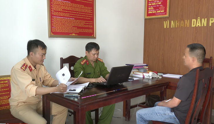 Phạt người đỗ ô tô chiếm đường, nhờ đánh xe đi nhưng ngồi bấm điện thoại - Ảnh 1.