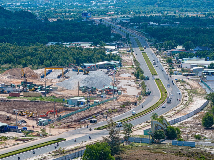 Gỡ 'nút thắt' mặt bằng để làm nhanh đường ĐT.975 đón APEC ở Phú Quốc - Ảnh 2.