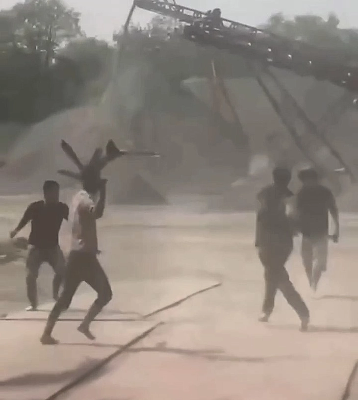 Bắt 4 người dùng dao, mã tấu đánh nhau tại mỏ đá TP.HCM - Ảnh 3. Bắt 4 người dùng dao, mã tấu đánh nhau tại mỏ đá TP.HCM - Ảnh 1.