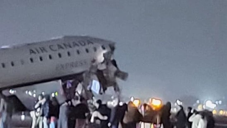 Tai nạn giữa máy bay và xe ở sân bay New York, Mỹ - Ảnh 1. sân bay - Ảnh 1.