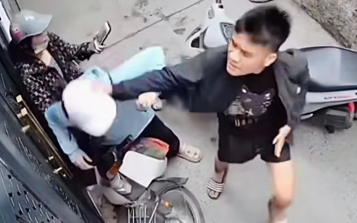 Công an xác minh nhóm người hành hung cô gái và nam thanh niên trên vỉa hè Hà Nội - Ảnh 3.