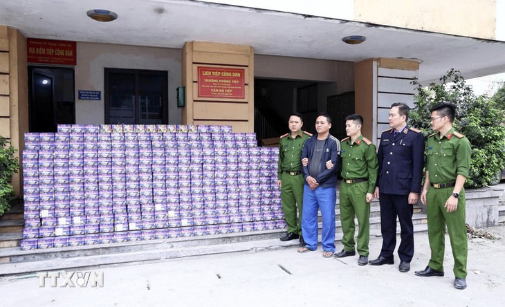 Hơn 700 kg pháo hoa nổ được ngụy trang dưới 60 tấn sắn khô - Ảnh 1. Hơn 700kg pháo hoa nổ 'ngụy trang' dưới 60 tấn sắn khô - Ảnh 1.