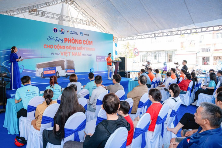 Long Châu và Abbott Việt Nam tặng 2.000 mũi vắc xin cúm miễn phí cho người dân miền Trung - Ảnh 2.